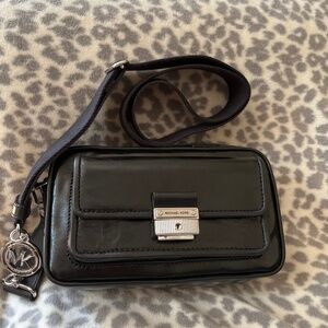 Bradshaw Medium Pocket Camera Crossbody